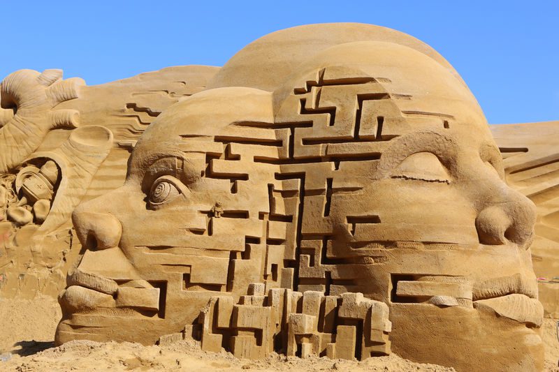 Sandskulptur af ansigter