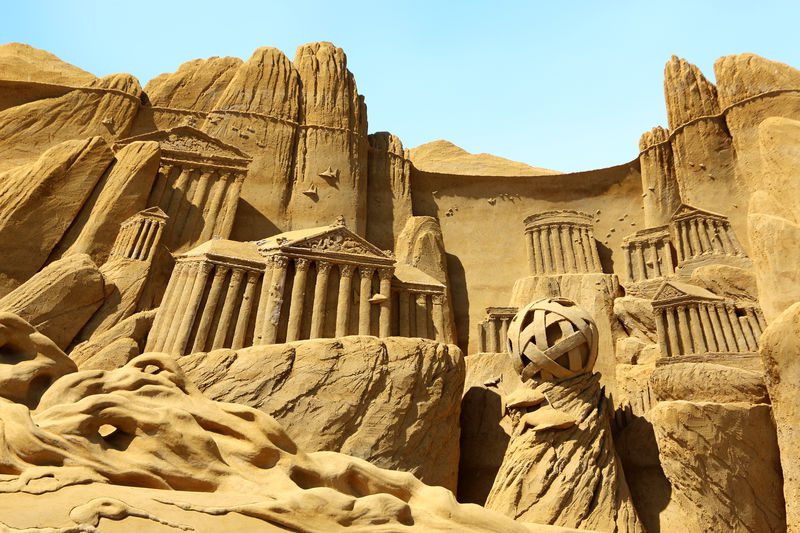 Sandskulptur af græske bygninger