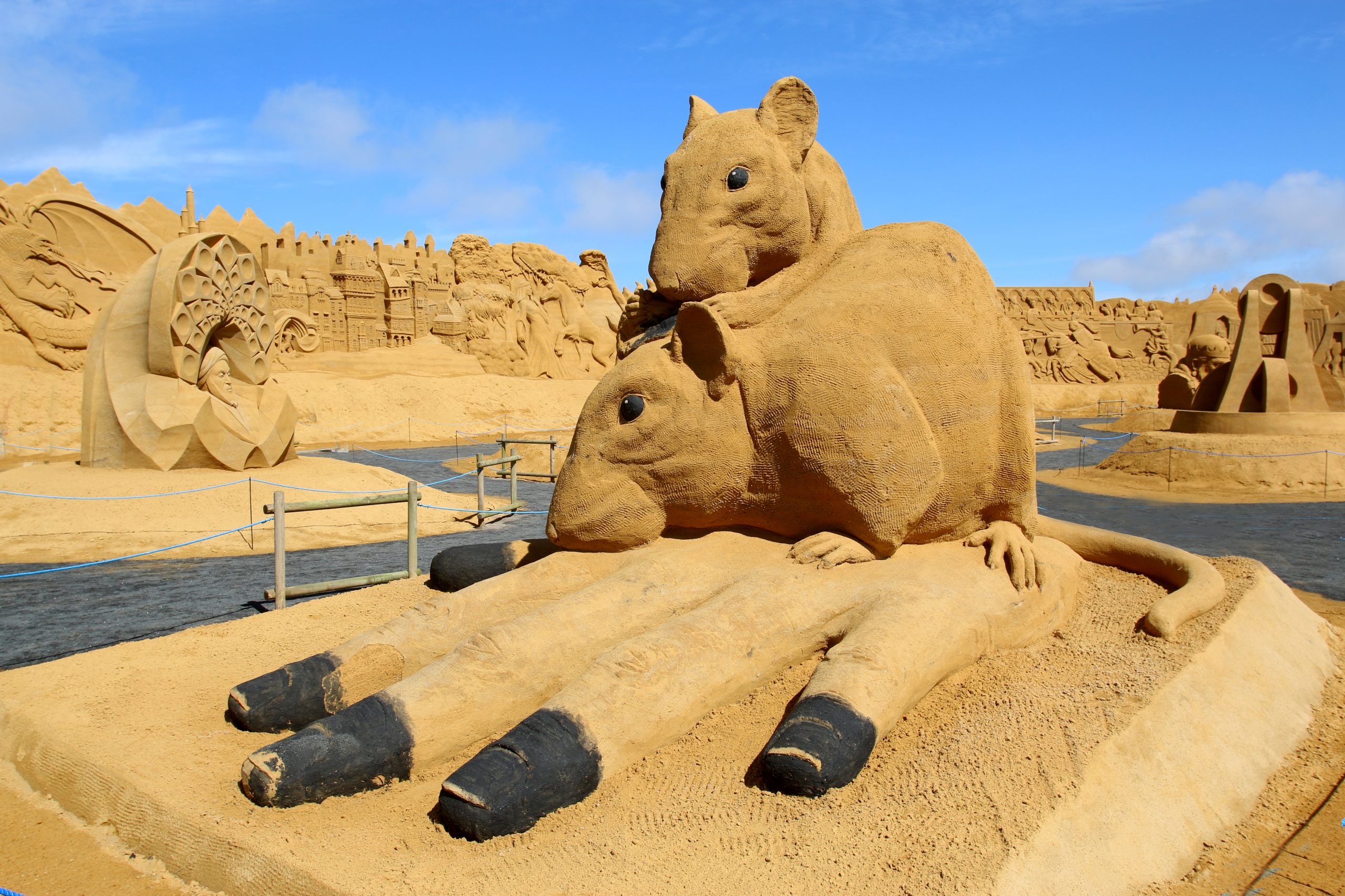 Sandskulptur af rotter på en hånd