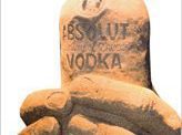 Sandskulptur af Absolut Vodka flaske
